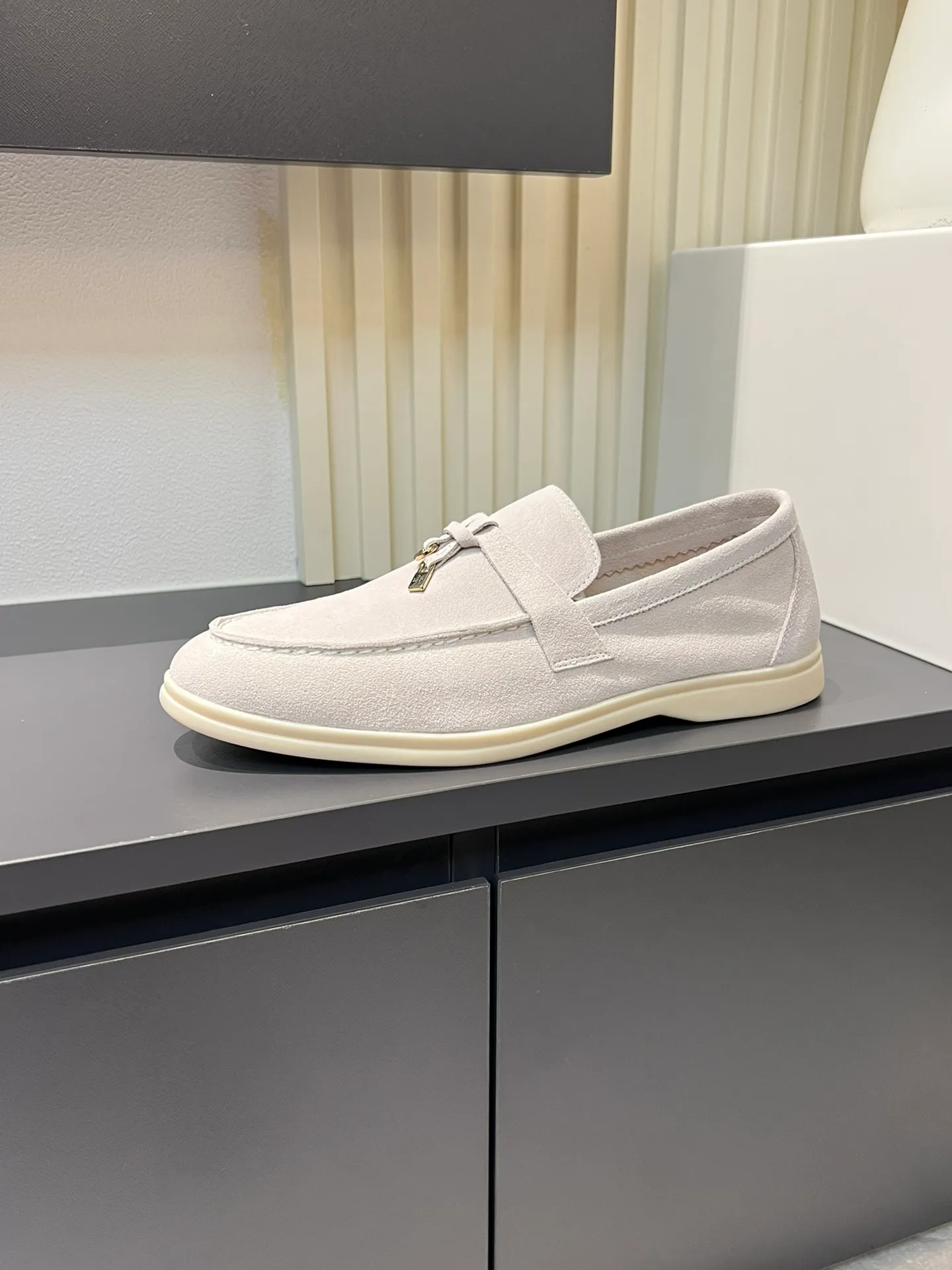 Men's shoes 💰p360 "Loro men's shoes 💰pian'*" Classic L men's shoes for couples 💰p Top version British flat loafers, a must-have item in old money style, the minimalist design is eye-catching and durable, a plus point for dressing The soft foot feel and texture are outstanding. They don’t scratch your feet and are very nice. They are matched with soft and waxy soles. They can be worn daily for a long time without getting tired. They are easy to wear, versatile and classic items, with perfect foot feel and texture! Imported cashmere fabric, the lining is made of imported A-grade water-dyed cow lining, the top version of the genuine leather midsole is sewn with pure handmade mark thread! Size: Female 35-40 (34. Customized) Male 38-44 (45.46. Customized)